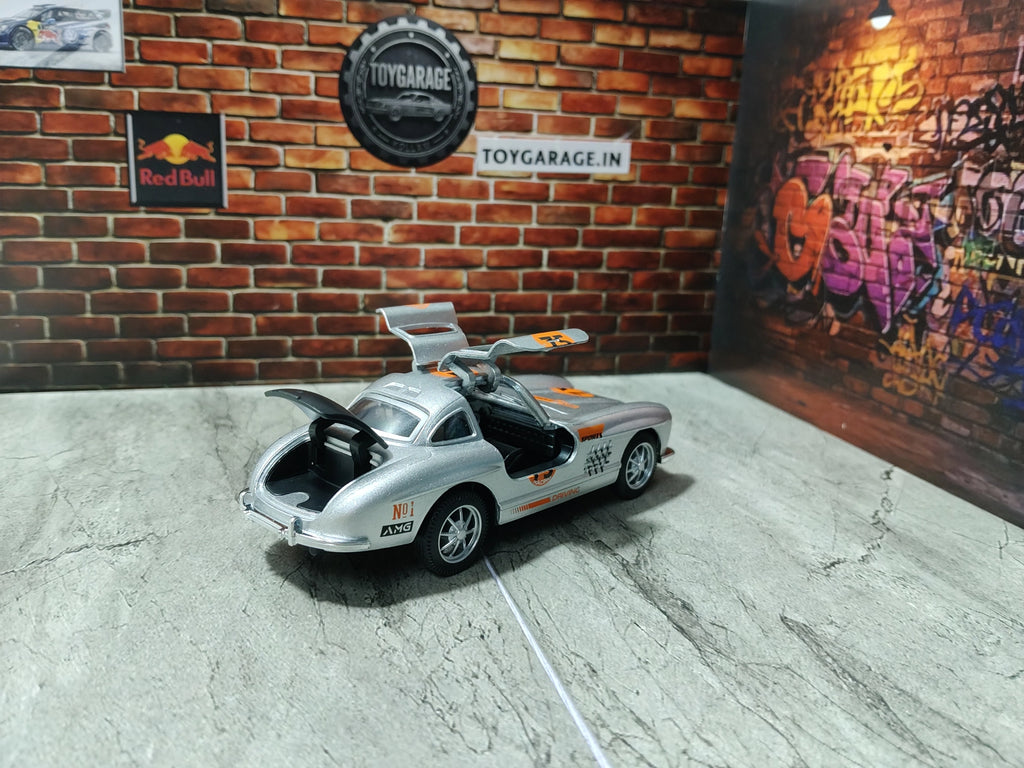 NO:32 BENZ SL 300 1:43 SCALE