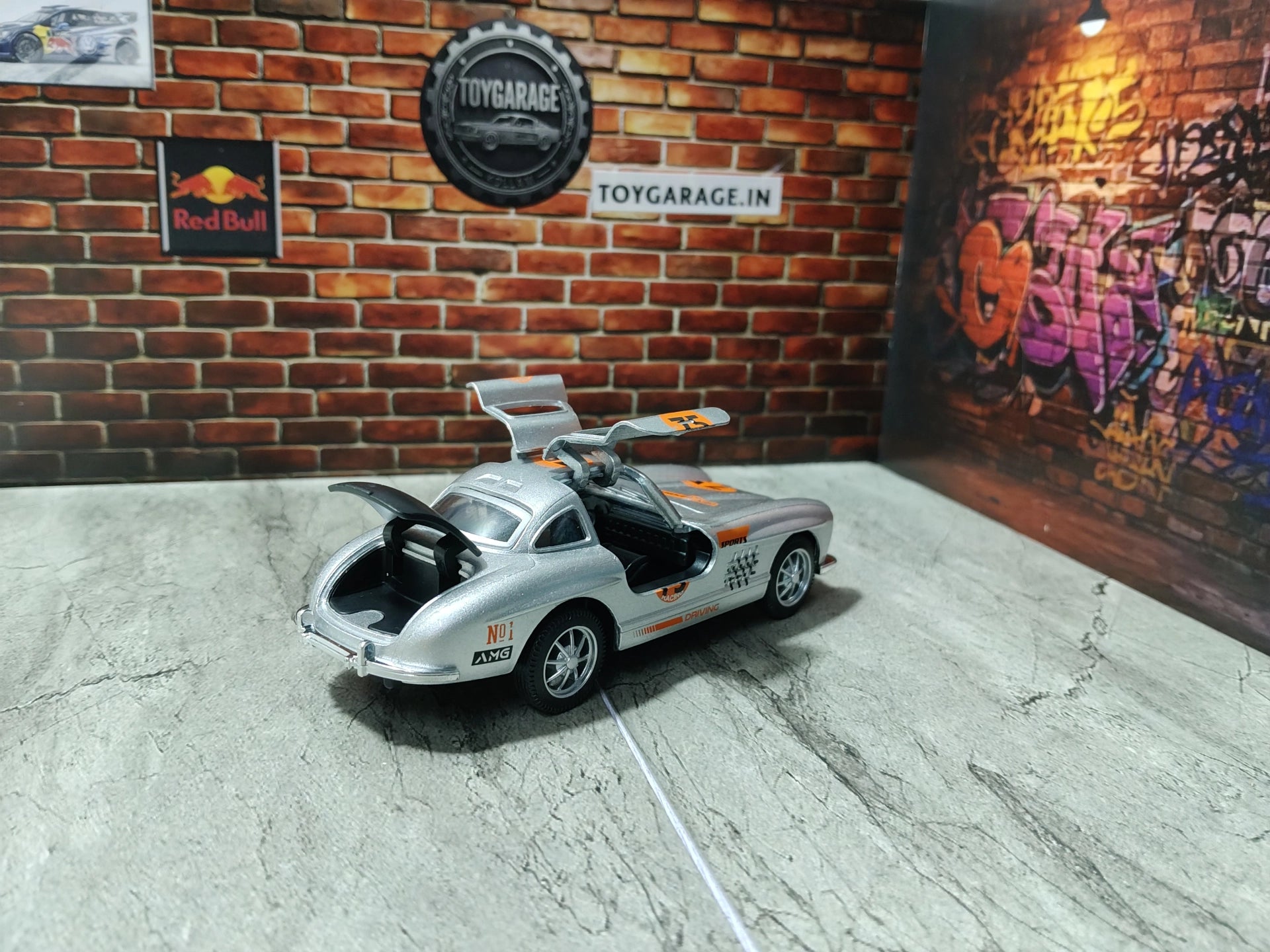 NO:32 BENZ SL 300 1:43 SCALE