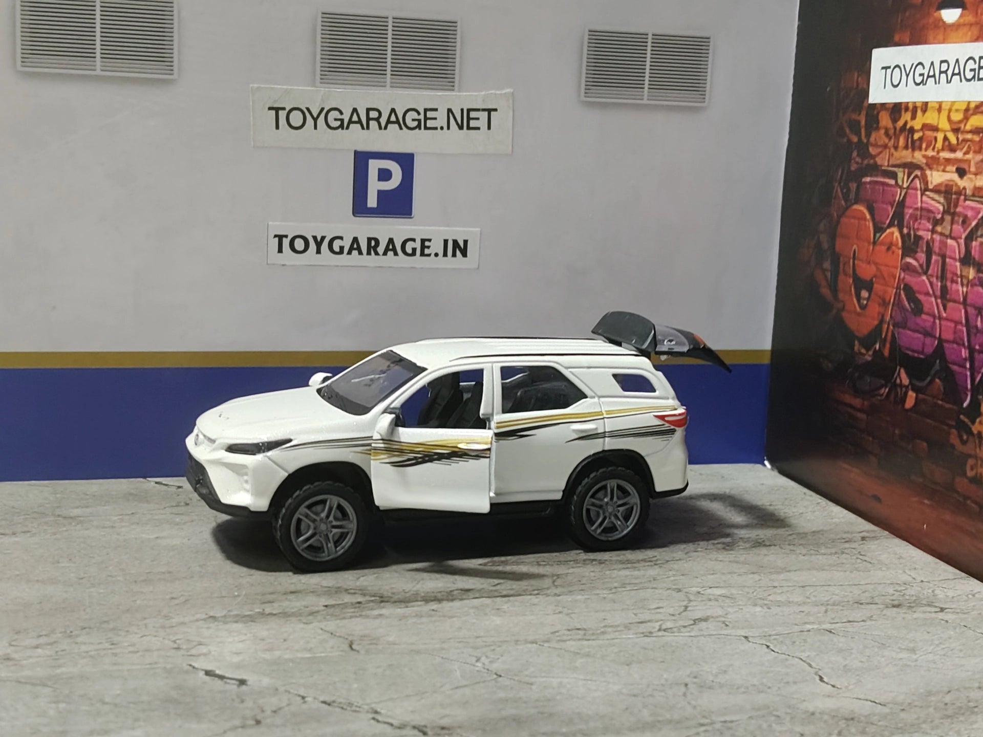 NO:6 FORTUNER LEGENDER TYPE 2 1:36 SCALE