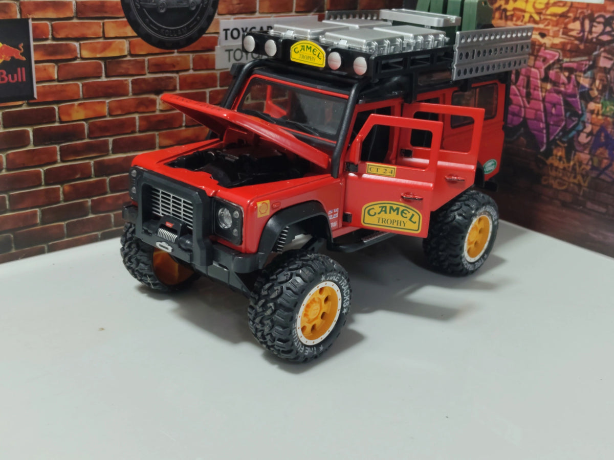 NO:10 LANDROVER DEFENDER CAMEL TROPHY 1:24 SCALE