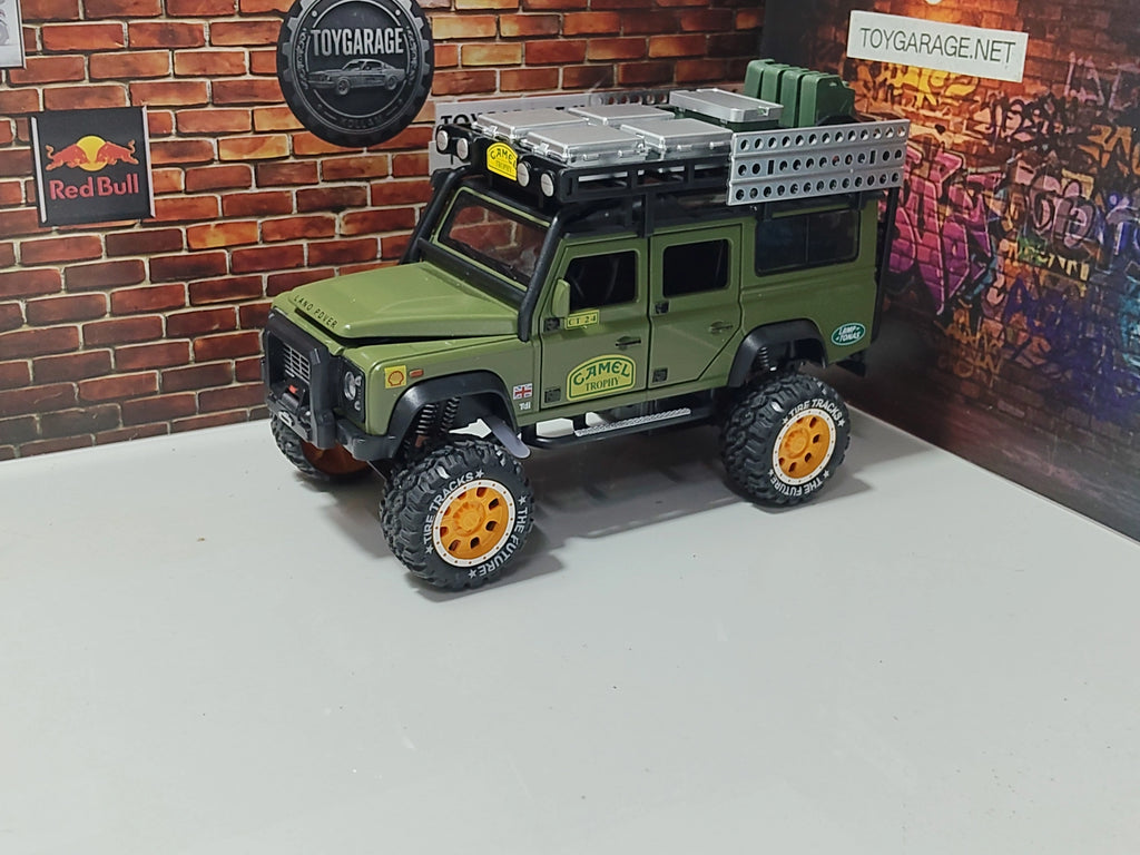 NO:10 LANDROVER DEFENDER CAMEL TROPHY 1:24 SCALE