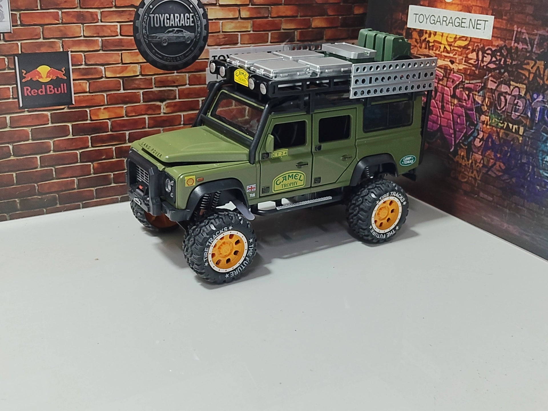 NO:10 LANDROVER DEFENDER CAMEL TROPHY 1:24 SCALE