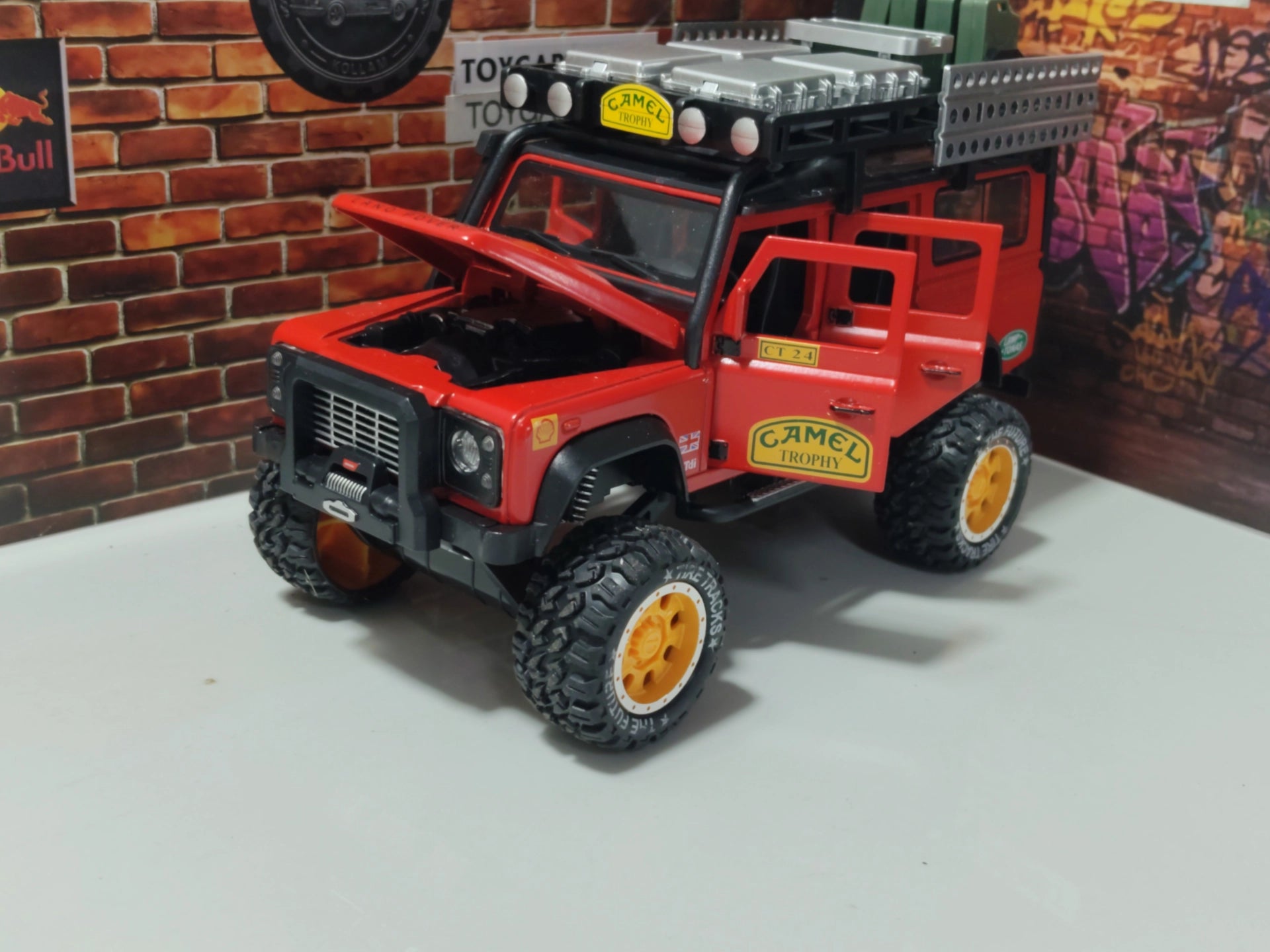 NO:10 LANDROVER DEFENDER CAMEL TROPHY 1:24 SCALE