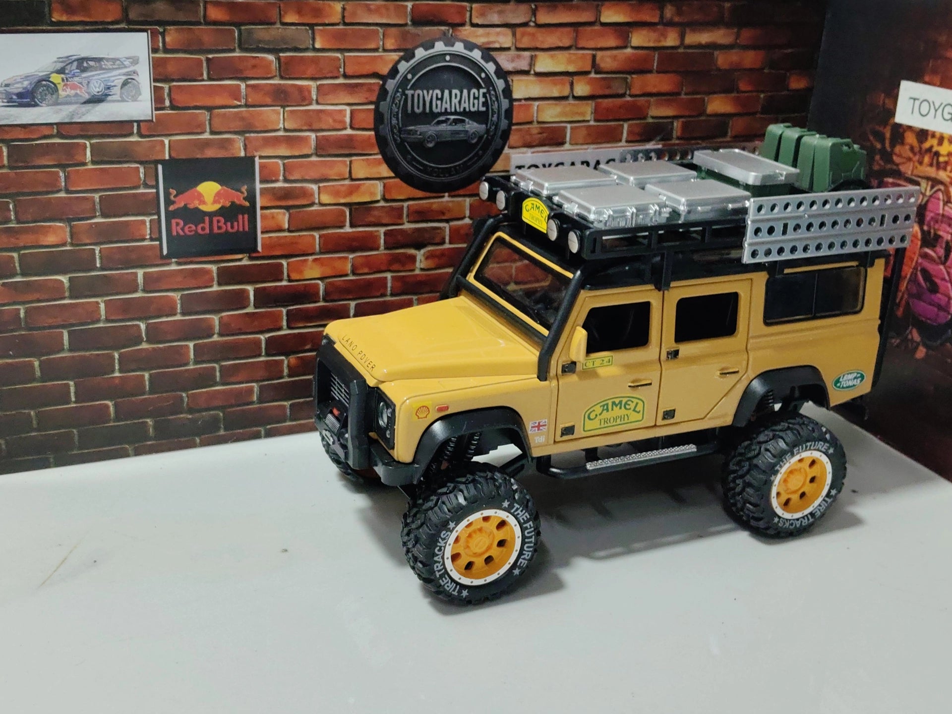 NO:10 LANDROVER DEFENDER CAMEL TROPHY 1:24 SCALE