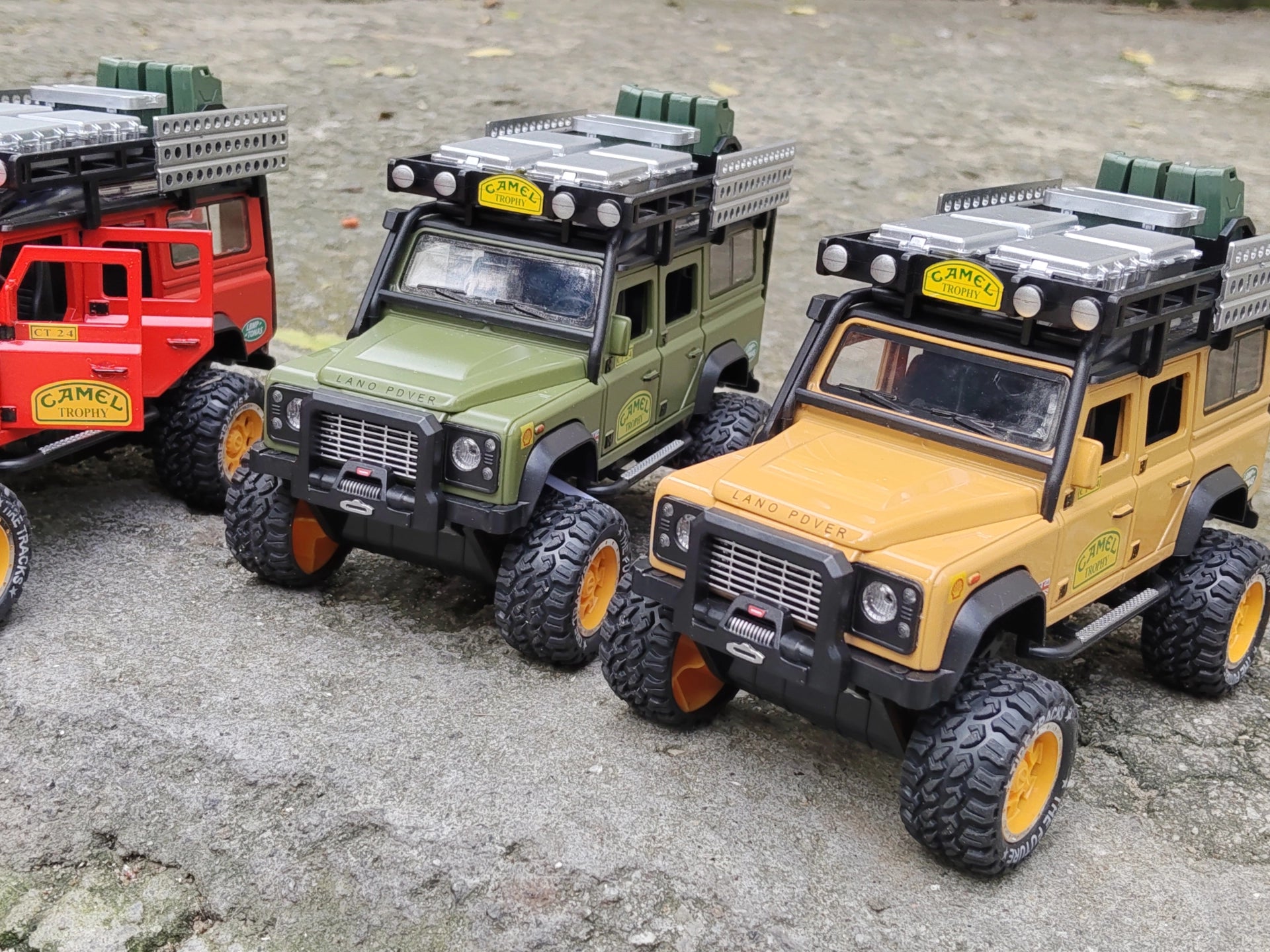 NO:10 LANDROVER DEFENDER CAMEL TROPHY 1:24 SCALE