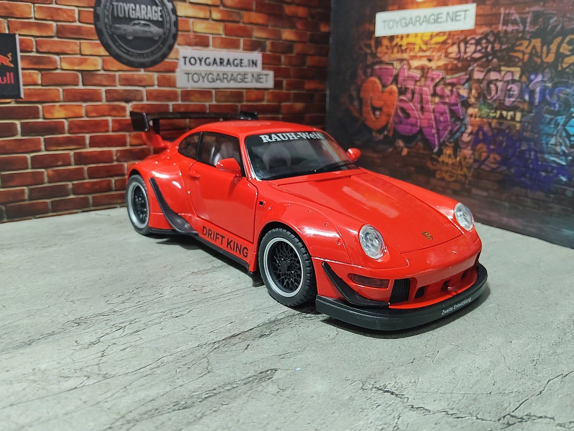 NO:8 PORSCHE 911 RWB 1:24 SCALE