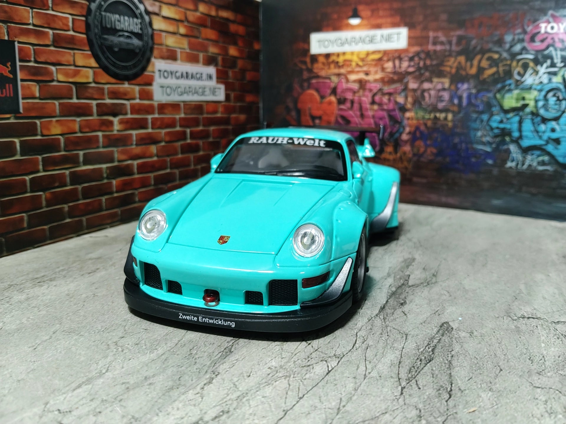 NO:8 PORSCHE 911 RWB 1:24 SCALE