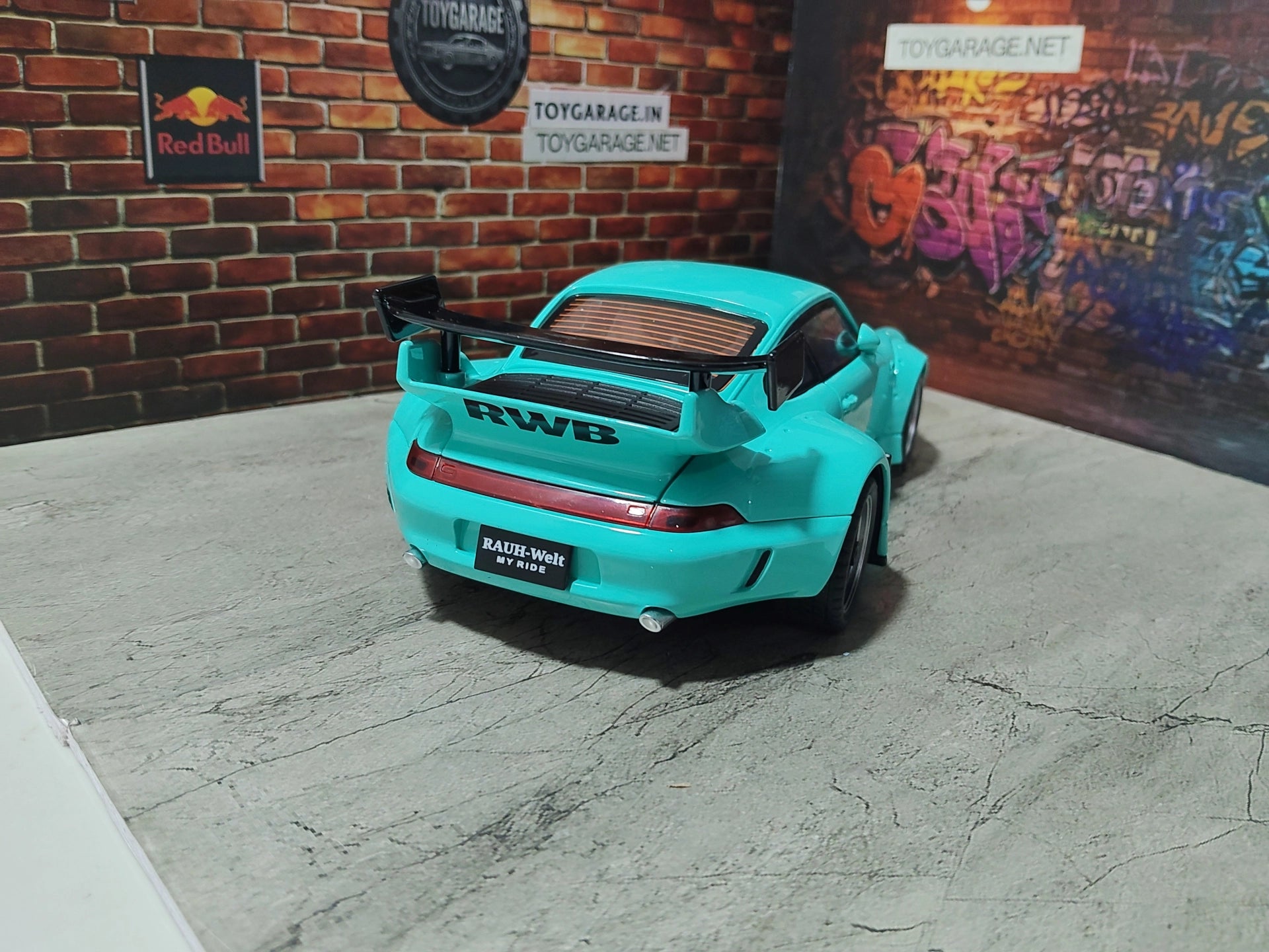 NO:8 PORSCHE 911 RWB 1:24 SCALE
