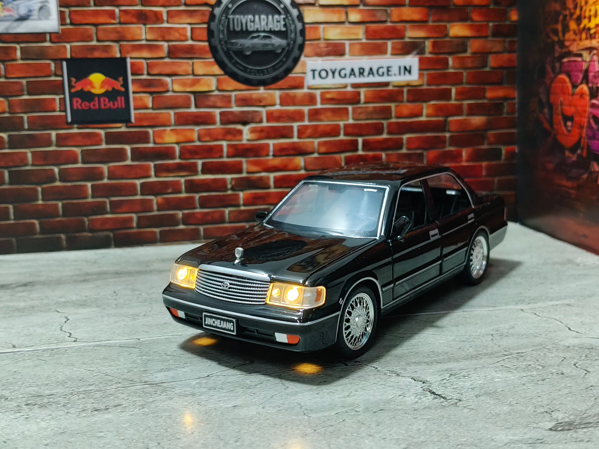 NO:18 TOYOTA CROWN 1:32 SCALE
