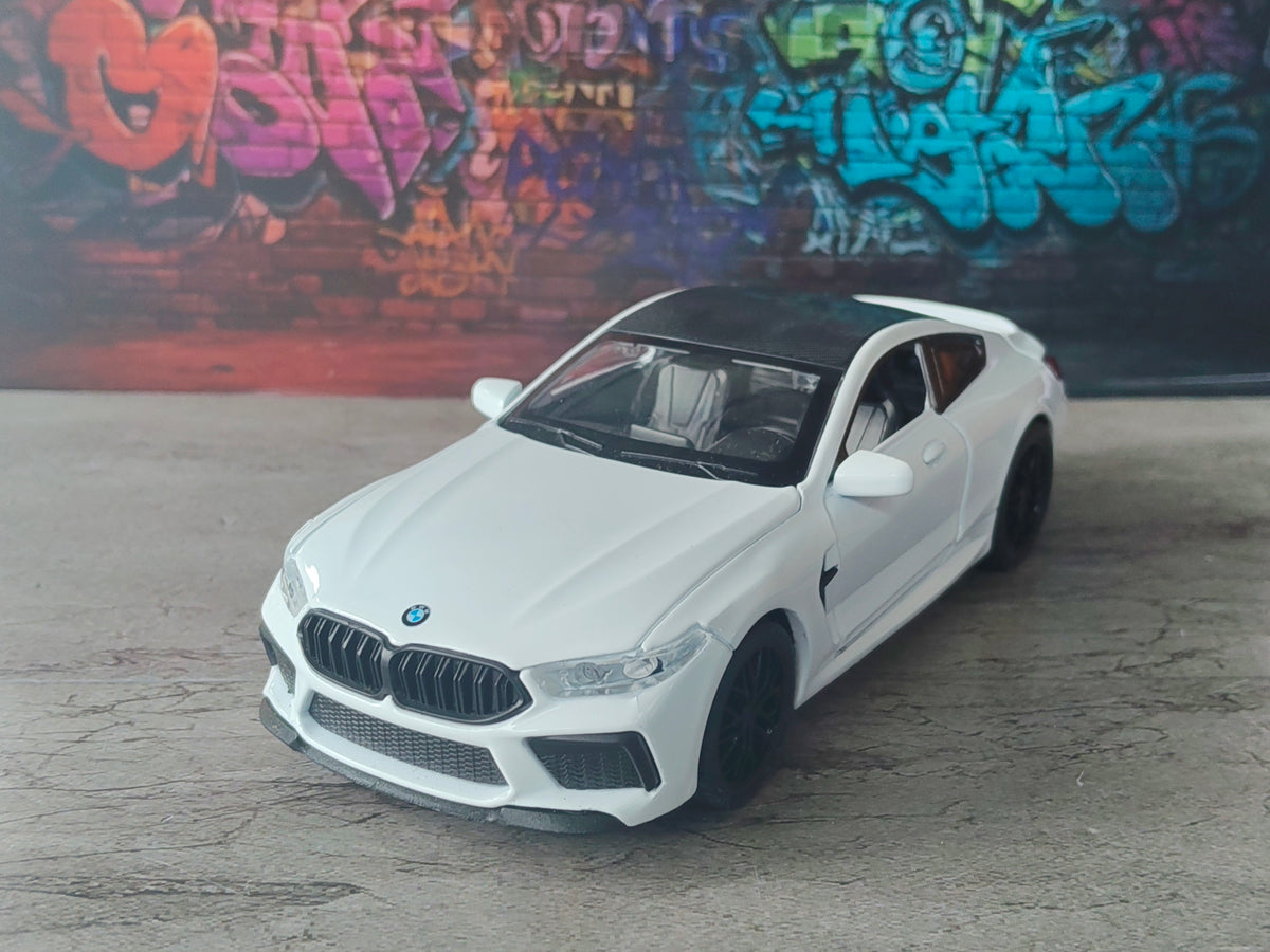 NO:1 BMW M8 J 1:32 SCALE