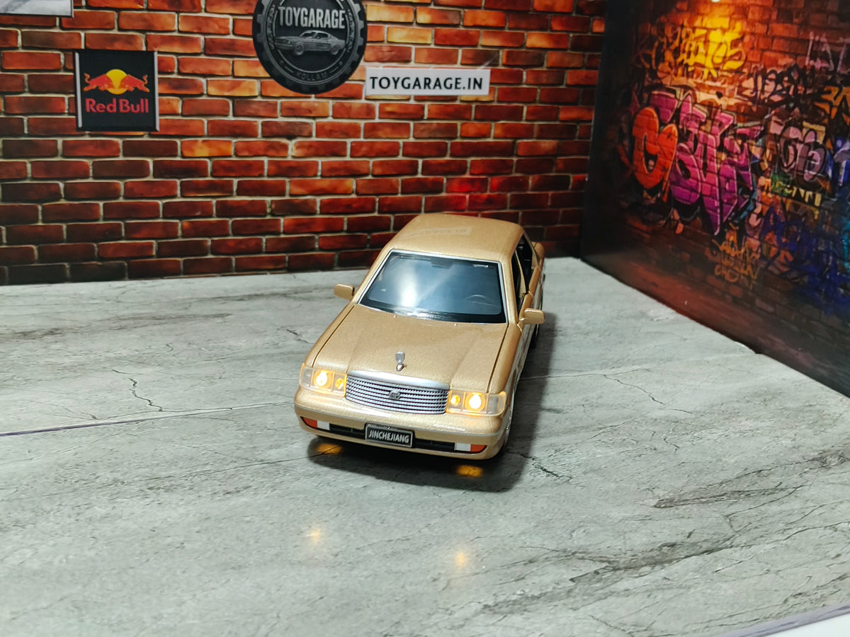 NO:18 TOYOTA CROWN 1:32 SCALE