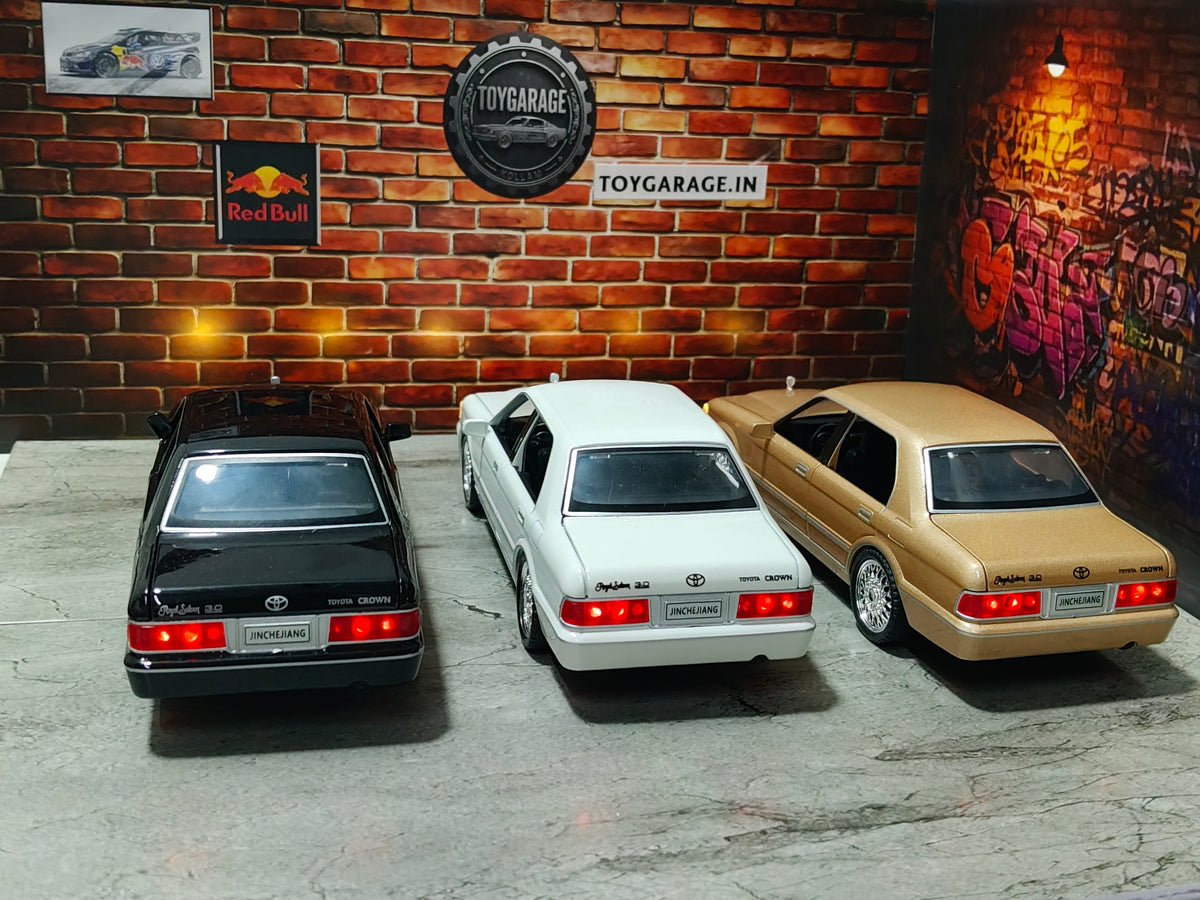 NO:18 TOYOTA CROWN 1:32 SCALE